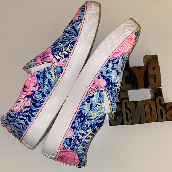 🌴LILLY PULITZER ‘Julie’ Sneaker in Lapis Blue Beach Club Blossoms Print - Picture 11 of 16